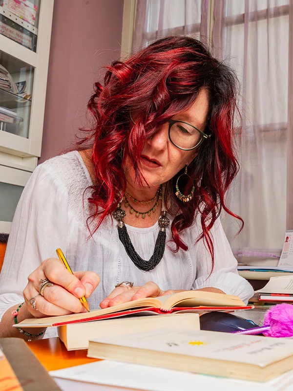 Cristina Bordogna mentre scrive